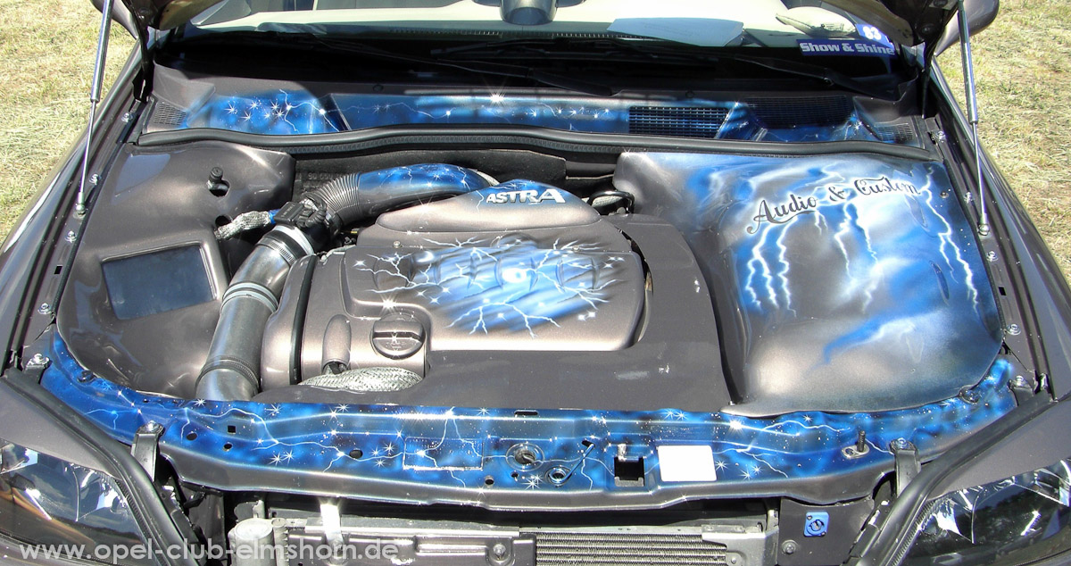 Perleberg-2008-0041-Motorraum-mit-Airbrush-und-Monitor