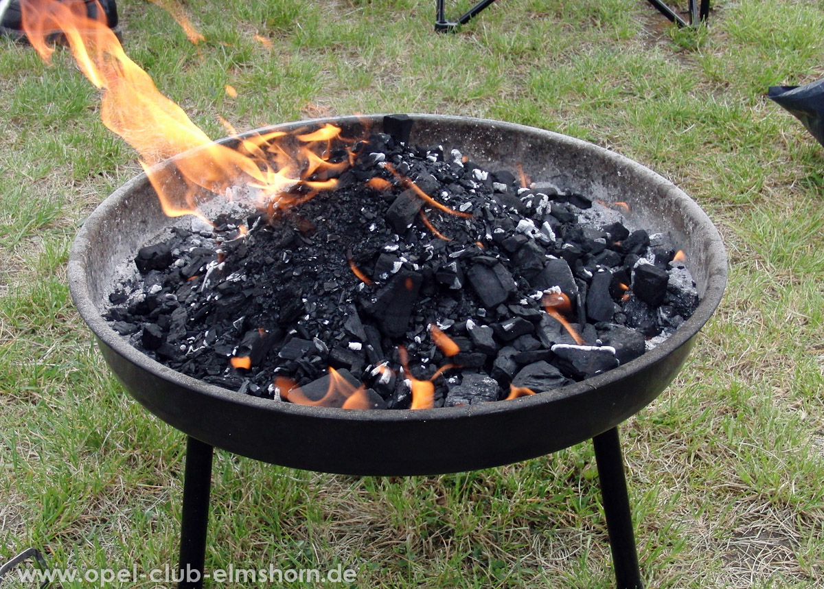 Perleberg-2009-0044-Der-Grill-wird-angeheizt